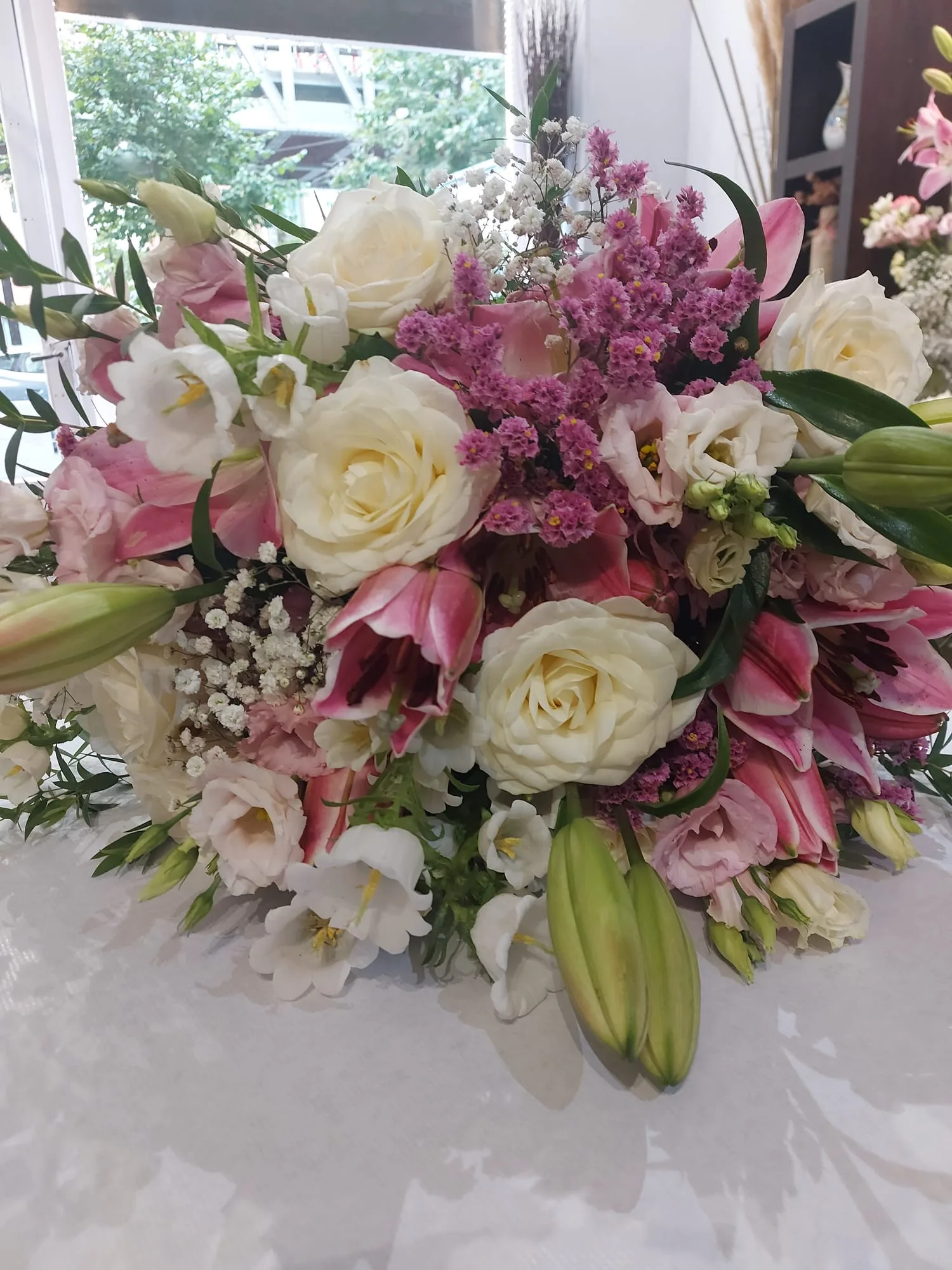 Bouquet blanc et rose de lys et limonium