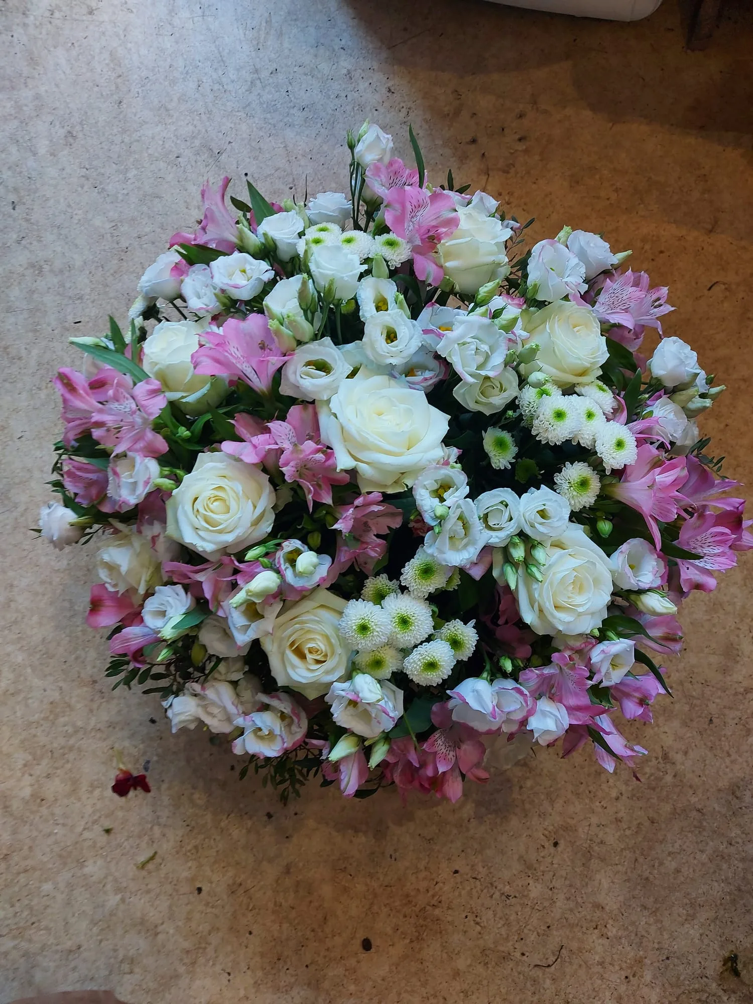 Composition florale ronde blanche et rose