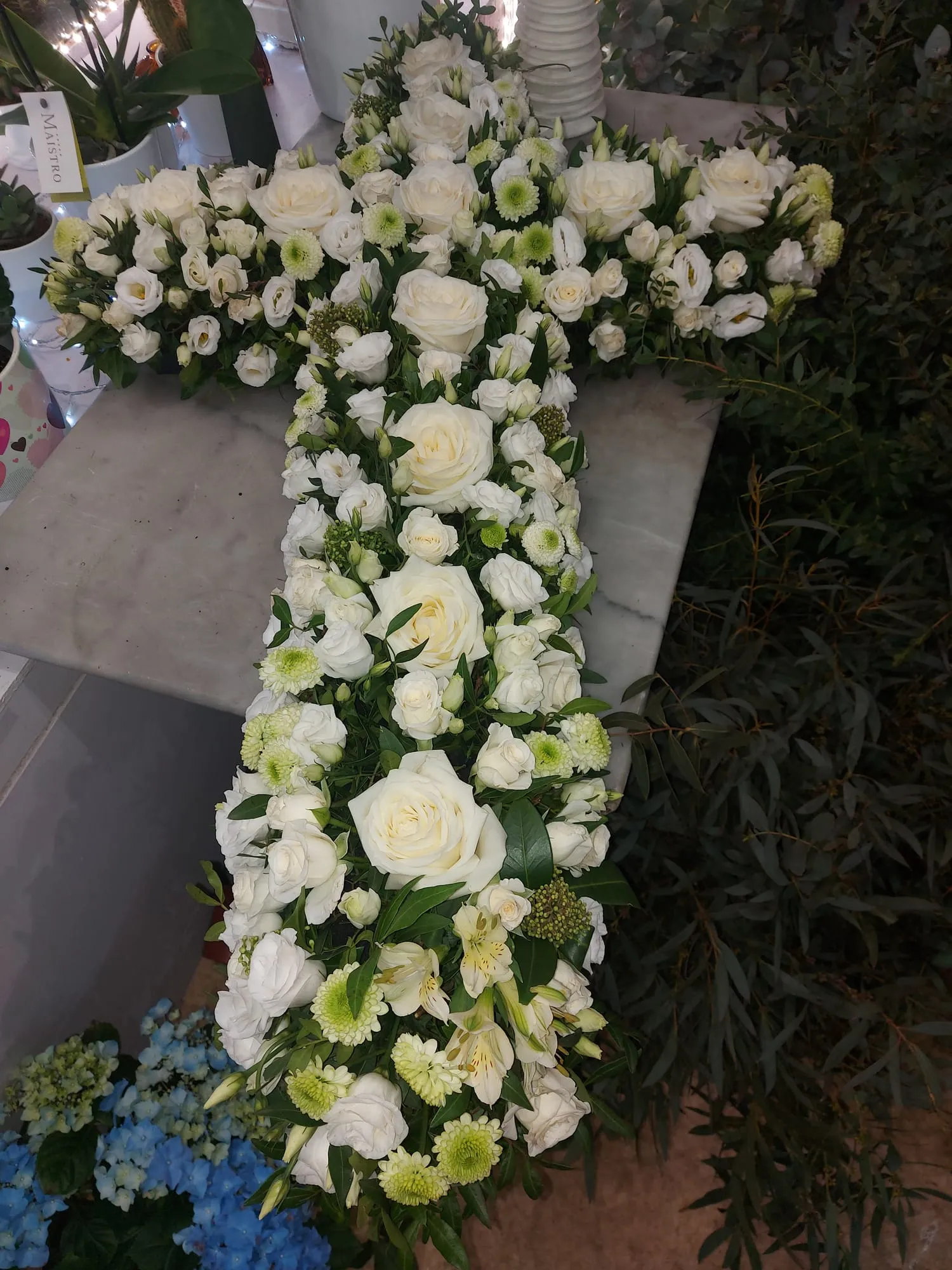 Croix blanc vert roses lisianthus