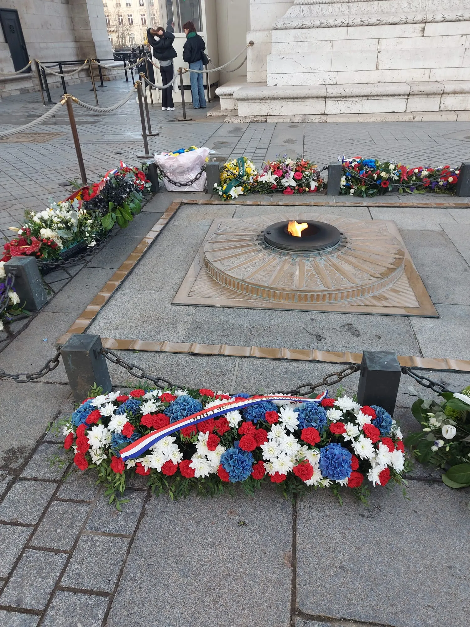Gerbe tricolore arc de triomphe soldat inconnu