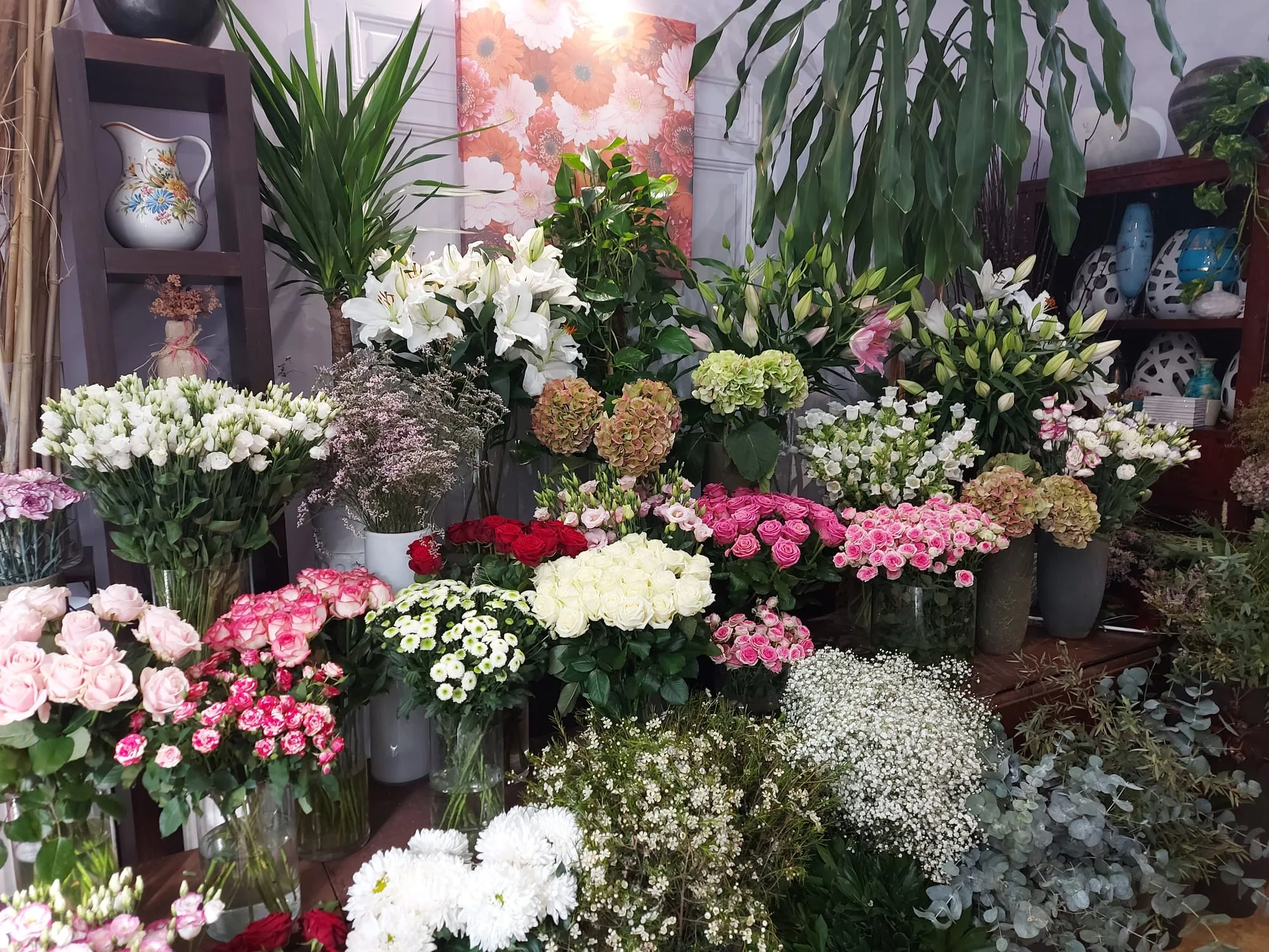 Lys et hortensias dans la boutique