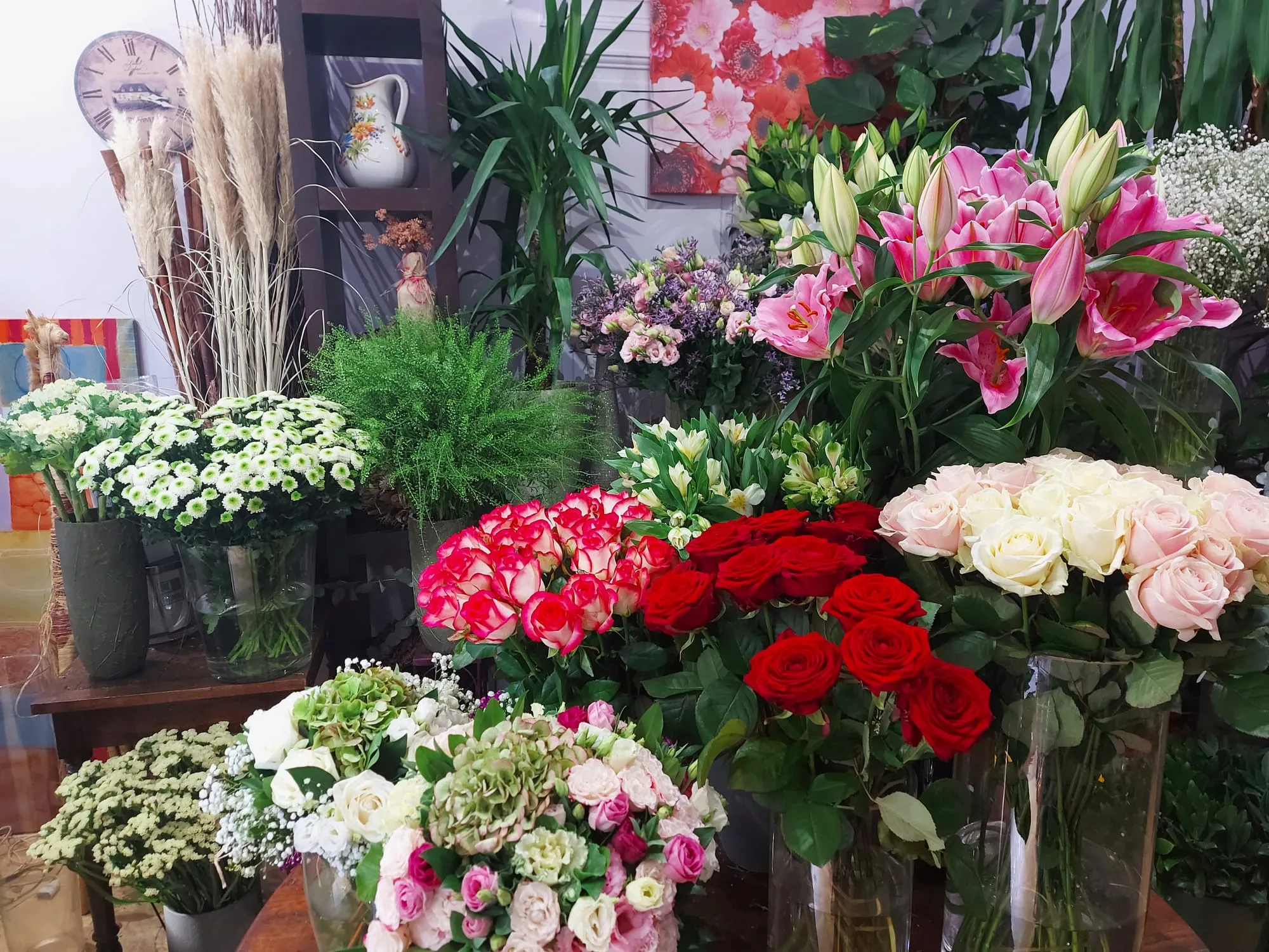 Roses et lys dans la boutique