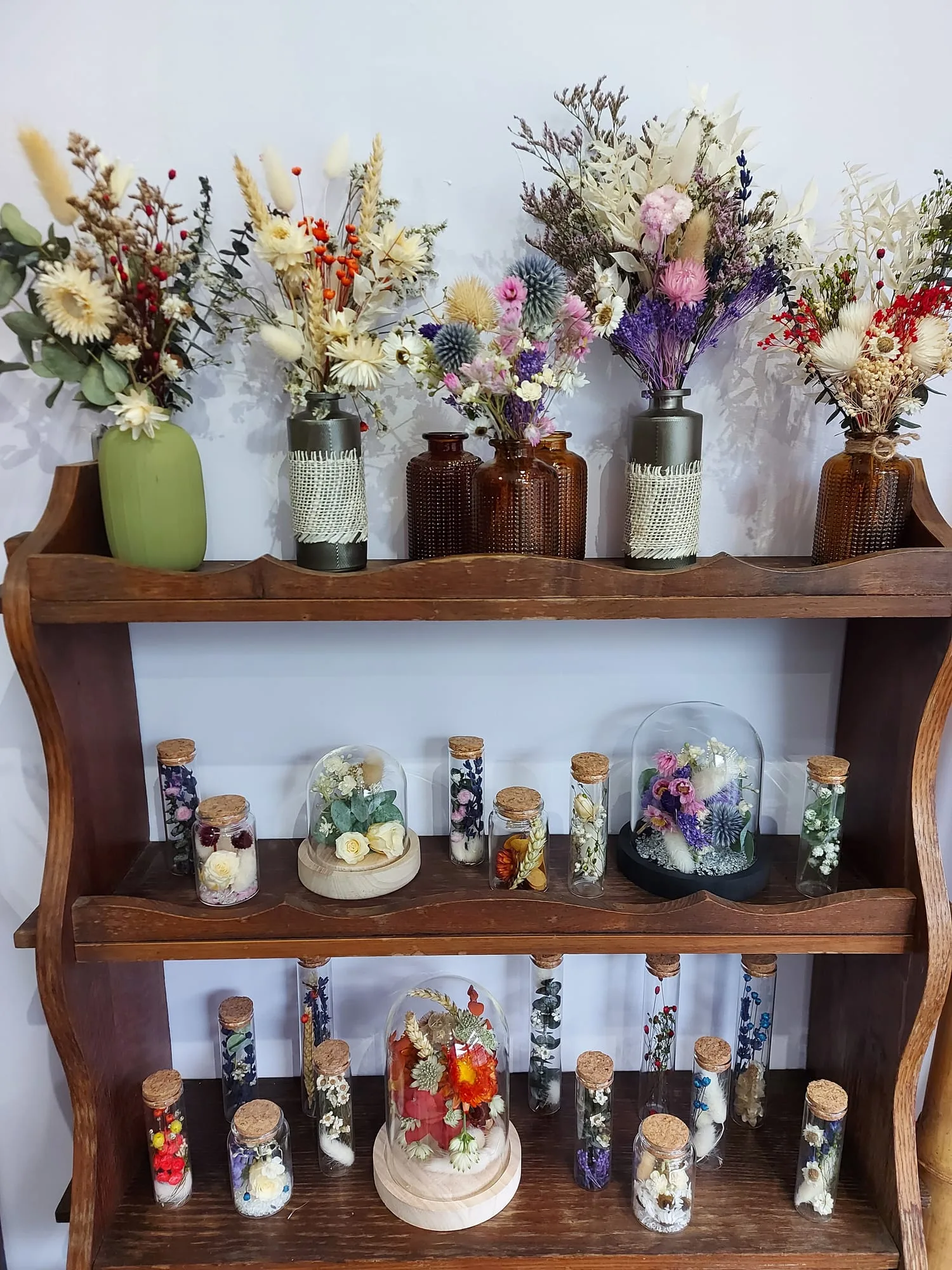 Présentoir de fleurs séchées en bouteilles